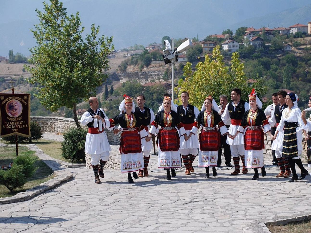 Dört mevsim boyunca aynı dar yol